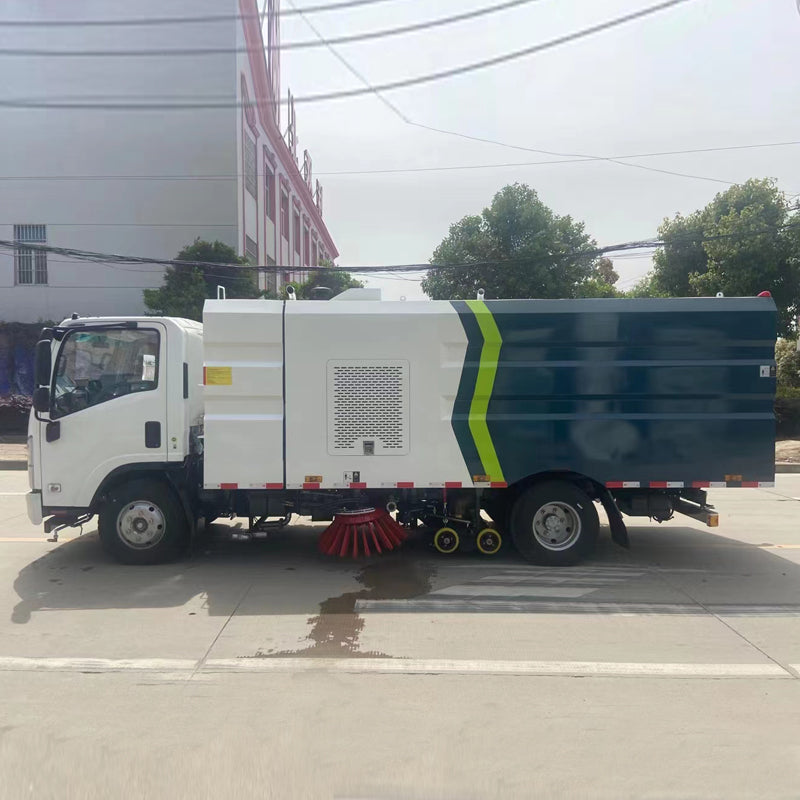 Isuzu 4x2 Подметально-уборочная машина для мойки дорог, контейнер 5 м3, бак 5 м3