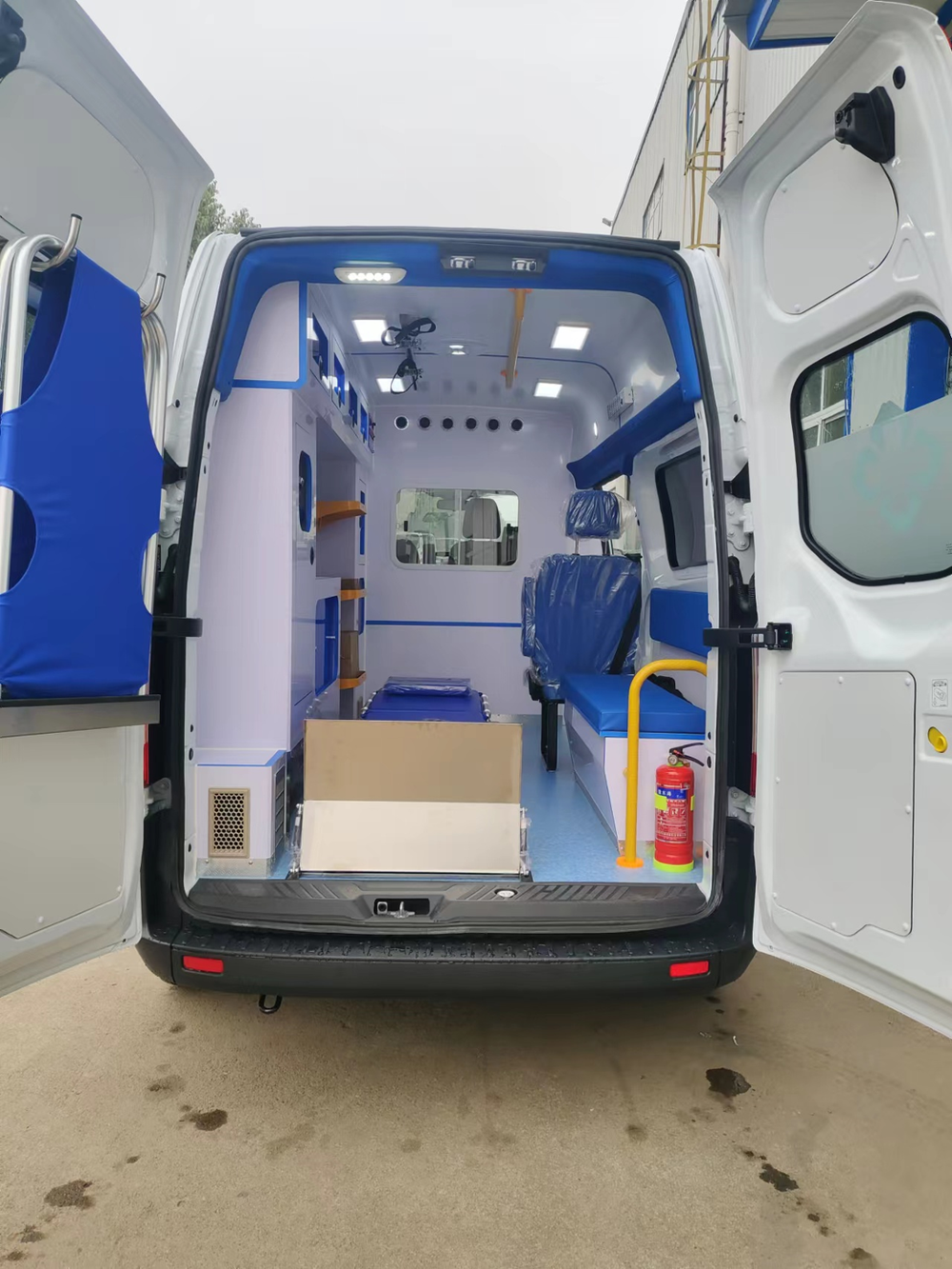 Ford Transit V362 Среднеколесная база Средняя крыша Бензин Монитор пациента Скорая помощь