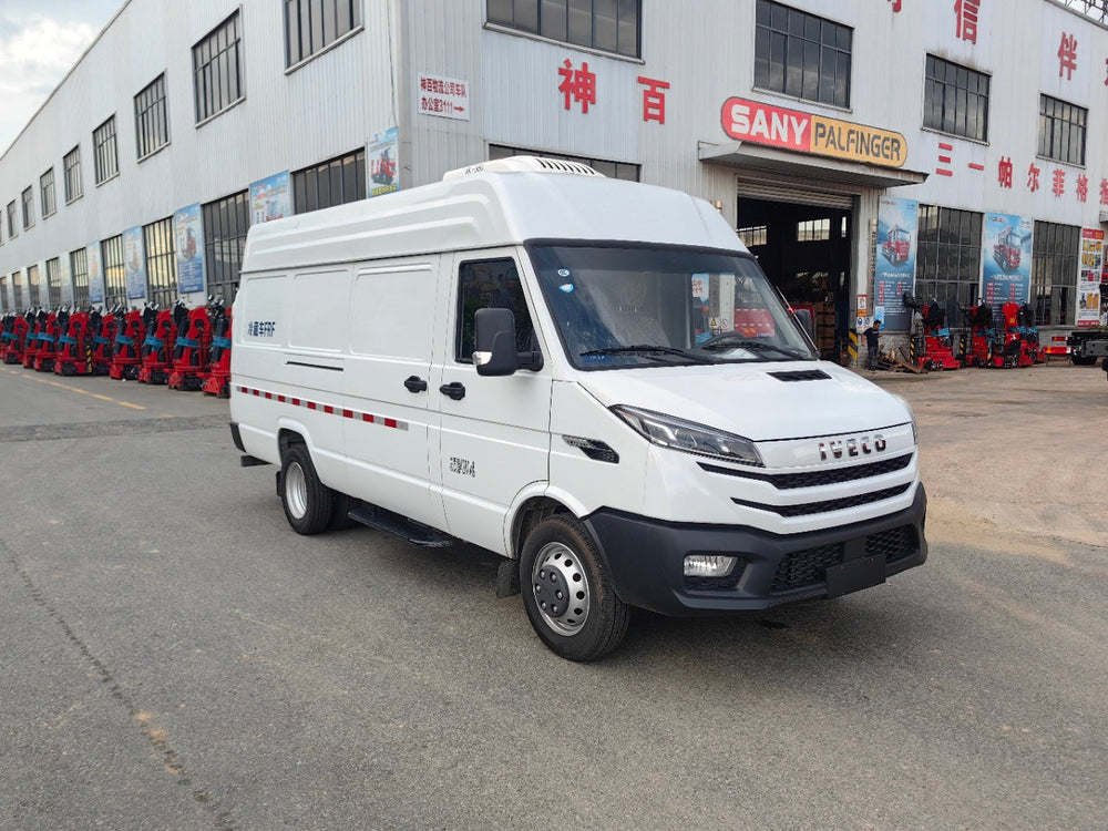 Новейший рефрижераторный фургон IVECO с высокой крышей и длинной колесной базой
