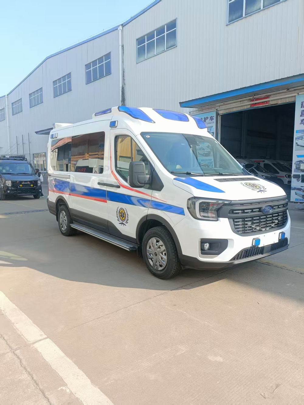 Машина скорой помощи Ford V363 со средней колесной базой, средней высотой крыши и монитором