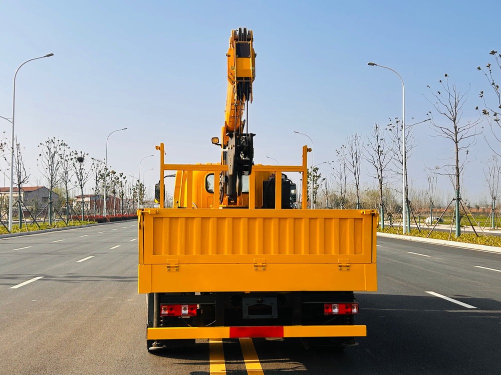 Автокран FAW 180 л.с. с телескопической стрелой